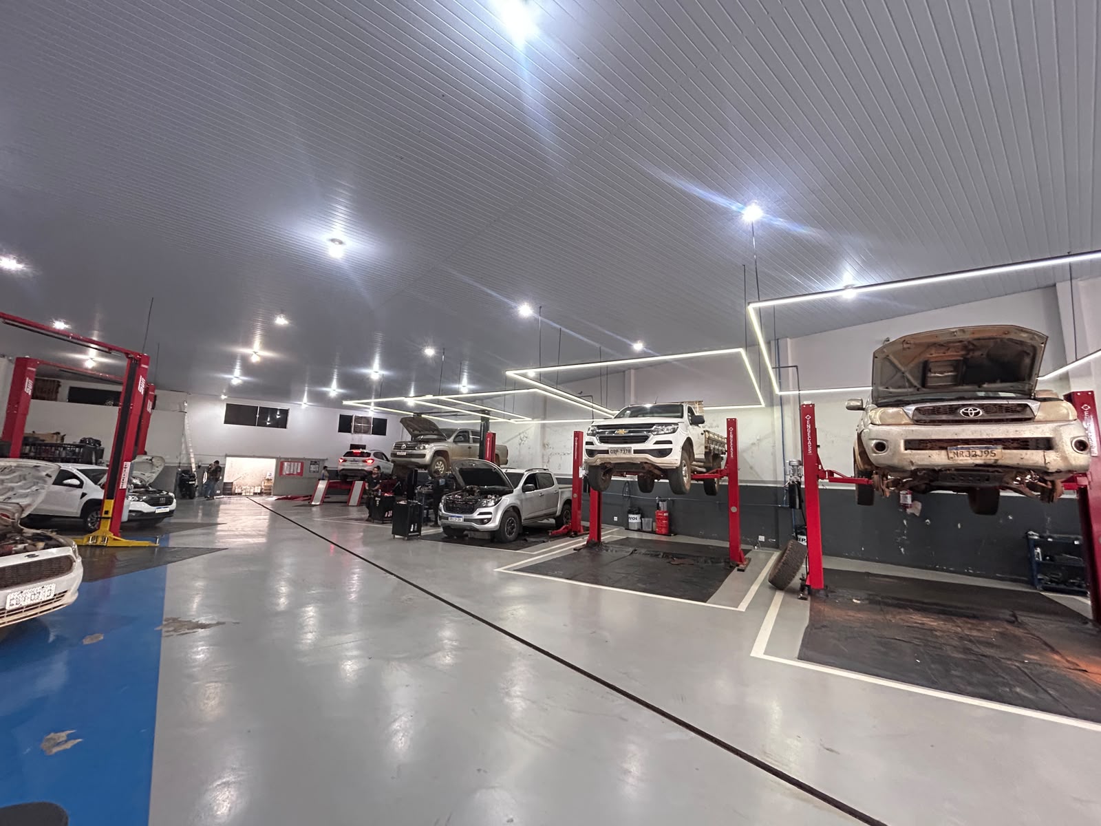 Caminhonetes em manutenção na área interna da GRID Auto Center